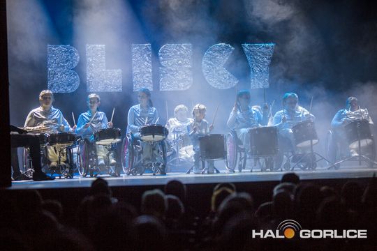 zdjęcie przedstawia dzieci na wózkach występujących na scenie GCK Gorlice