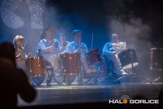 zdjęcie przedstawia dzieci na wózkach występujących na scenie GCK Gorlice