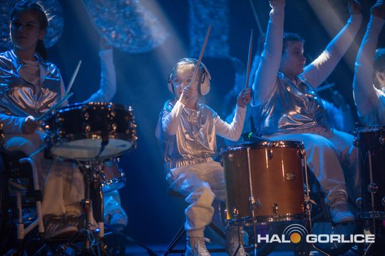 zdjęcie przedstawia dzieci na wózkach występujących na scenie GCK Gorlice