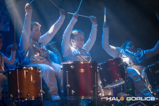 zdjęcie przedstawia dzieci na wózkach występujących na scenie GCK Gorlice