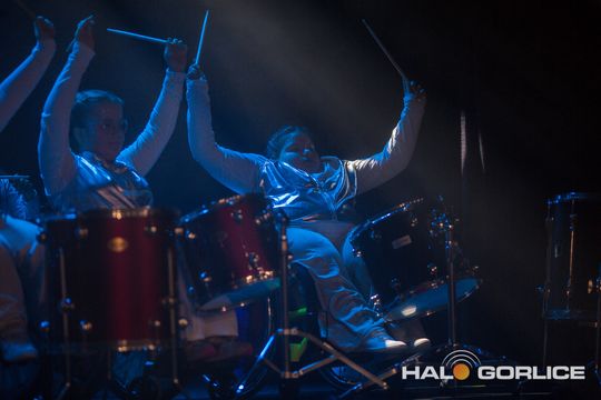 zdjęcie przedstawia dzieci na wózkach występujących na scenie GCK Gorlice