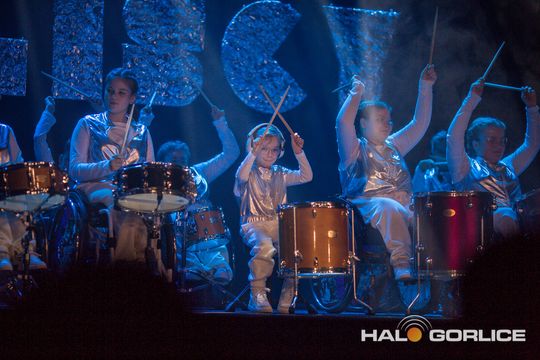 zdjęcie przedstawia dzieci na wózkach występujących na scenie GCK Gorlice