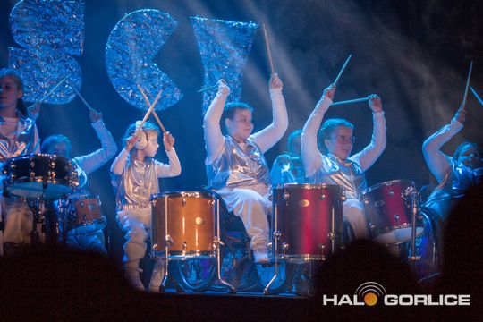 zdjęcie przedstawia dzieci na wózkach występujących na scenie GCK Gorlice