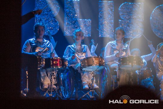 zdjęcie przedstawia dzieci na wózkach występujących na scenie GCK Gorlice