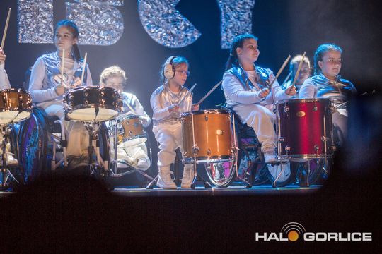 zdjęcie przedstawia dzieci na wózkach występujących na scenie GCK Gorlice