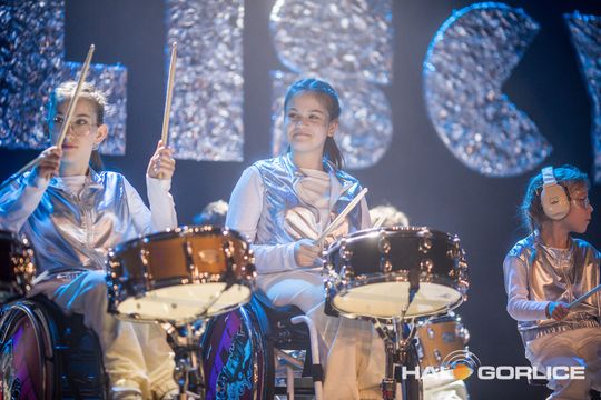 zdjęcie przedstawia dzieci na wózkach występujących na scenie GCK Gorlice