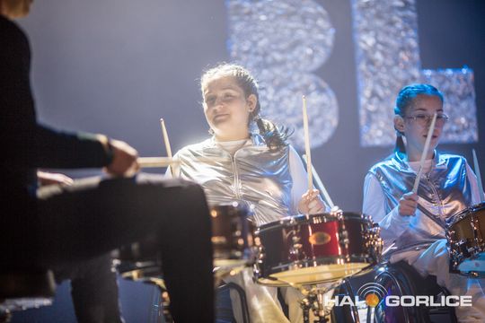 zdjęcie przedstawia dzieci na wózkach występujących na scenie GCK Gorlice