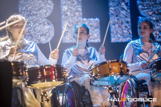 zdjęcie przedstawia dzieci na wózkach występujących na scenie GCK Gorlice