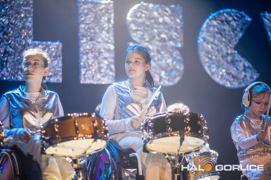 zdjęcie przedstawia dzieci na wózkach występujących na scenie GCK Gorlice