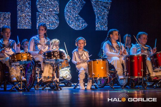 zdjęcie przedstawia dzieci na wózkach występujących na scenie GCK Gorlice