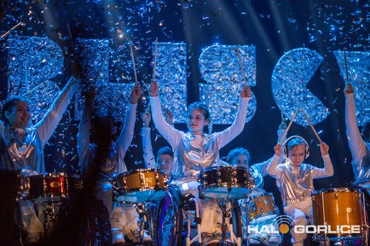 zdjęcie przedstawia dzieci na wózkach występujących na scenie GCK Gorlice