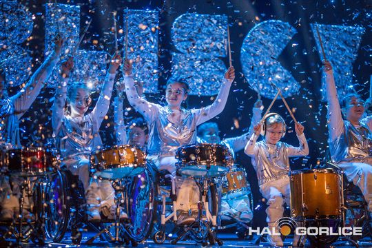 zdjęcie przedstawia dzieci na wózkach występujących na scenie GCK Gorlice