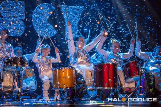 zdjęcie przedstawia dzieci na wózkach występujących na scenie GCK Gorlice