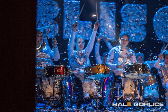 zdjęcie przedstawia dzieci na wózkach występujących na scenie GCK Gorlice