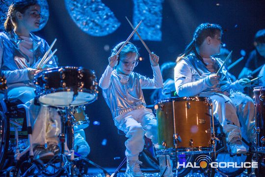 zdjęcie przedstawia dzieci na wózkach występujących na scenie GCK Gorlice