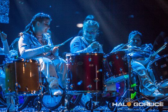 zdjęcie przedstawia dzieci na wózkach występujących na scenie GCK Gorlice