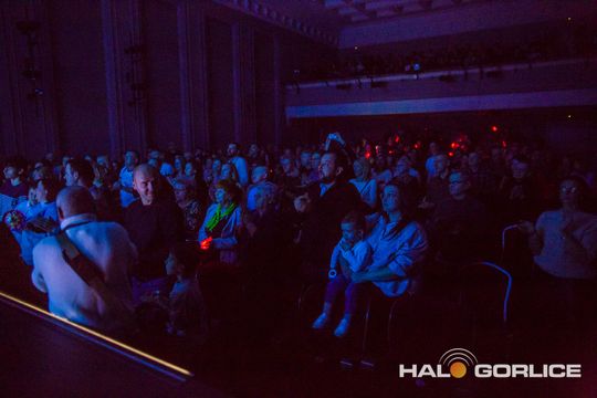 zdjęcie przedstawia dzieci na wózkach występujących na scenie GCK Gorlice