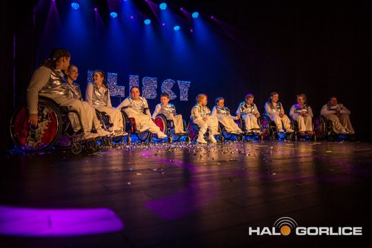 zdjęcie przedstawia dzieci na wózkach występujących na scenie GCK Gorlice