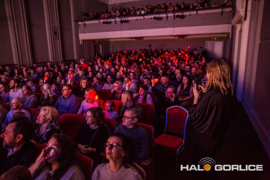 zdjęcie przedstawia dzieci na wózkach występujących na scenie GCK Gorlice