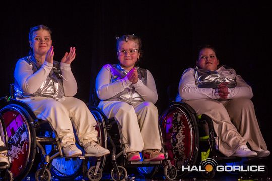 zdjęcie przedstawia dzieci na wózkach występujących na scenie GCK Gorlice