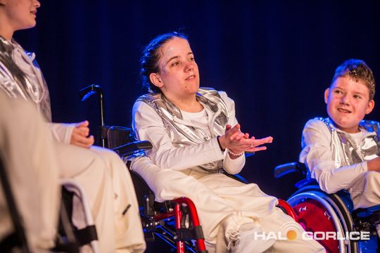 zdjęcie przedstawia dzieci na wózkach występujących na scenie GCK Gorlice