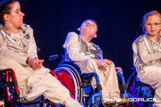 zdjęcie przedstawia dzieci na wózkach występujących na scenie GCK Gorlice