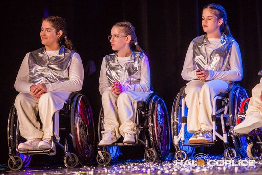 zdjęcie przedstawia dzieci na wózkach występujących na scenie GCK Gorlice