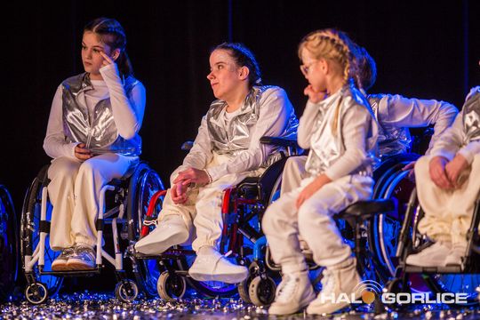 zdjęcie przedstawia dzieci na wózkach występujących na scenie GCK Gorlice