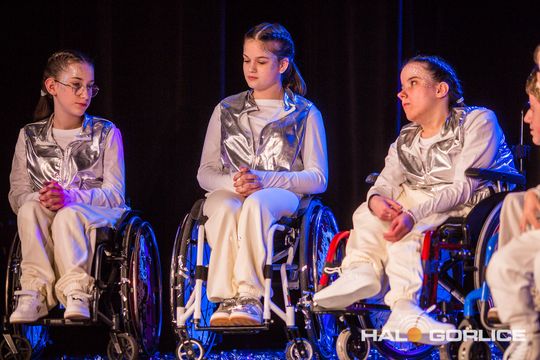 zdjęcie przedstawia dzieci na wózkach występujących na scenie GCK Gorlice