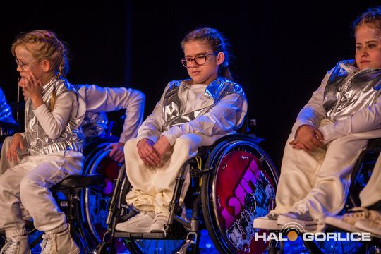 zdjęcie przedstawia dzieci na wózkach występujących na scenie GCK Gorlice