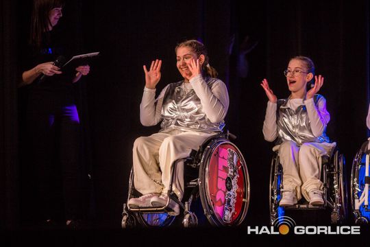 zdjęcie przedstawia dzieci na wózkach występujących na scenie GCK Gorlice