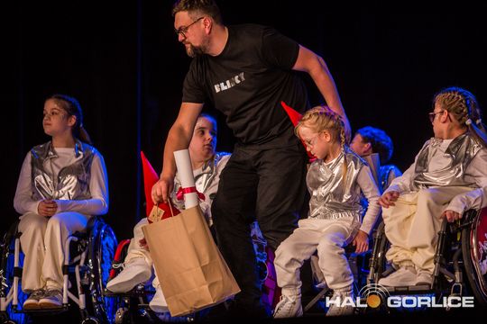 zdjęcie przedstawia dzieci na wózkach występujących na scenie GCK Gorlice