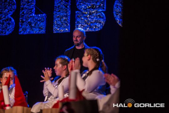 zdjęcie przedstawia dzieci na wózkach występujących na scenie GCK Gorlice