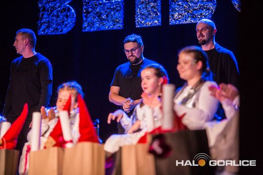 zdjęcie przedstawia dzieci na wózkach występujących na scenie GCK Gorlice