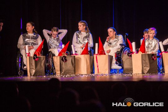 zdjęcie przedstawia dzieci na wózkach występujących na scenie GCK Gorlice