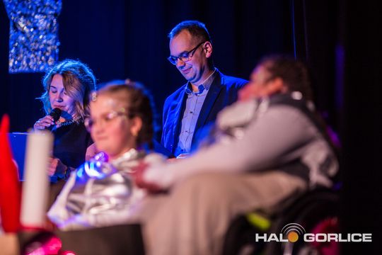 zdjęcie przedstawia dzieci na wózkach występujących na scenie GCK Gorlice