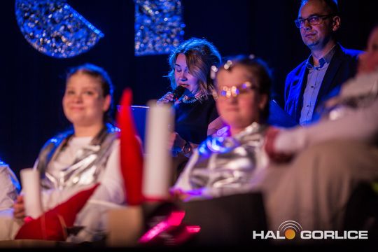 zdjęcie przedstawia dzieci na wózkach występujących na scenie GCK Gorlice