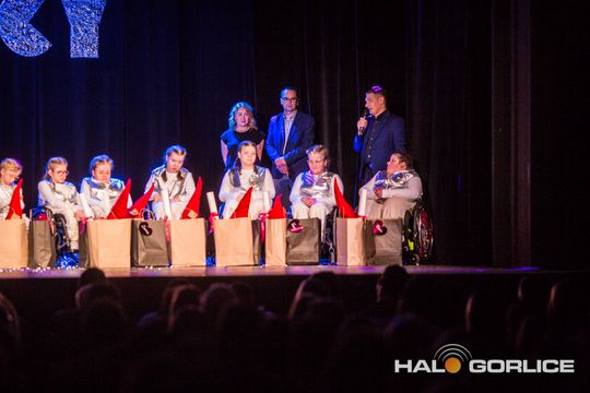 zdjęcie przedstawia dzieci na wózkach występujących na scenie GCK Gorlice