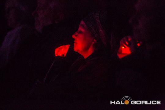 zdjęcie przedstawia dzieci na wózkach występujących na scenie GCK Gorlice