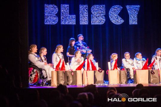 zdjęcie przedstawia dzieci na wózkach występujących na scenie GCK Gorlice