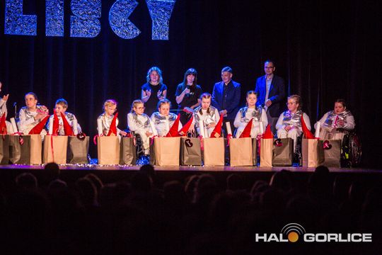 zdjęcie przedstawia dzieci na wózkach występujących na scenie GCK Gorlice