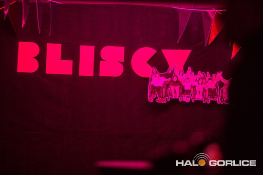 zdjęcie przedstawia dzieci na wózkach występujących na scenie GCK Gorlice