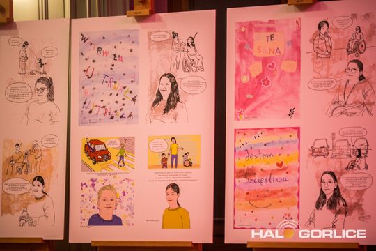 zdjęcie przedstawia dzieci na wózkach występujących na scenie GCK Gorlice