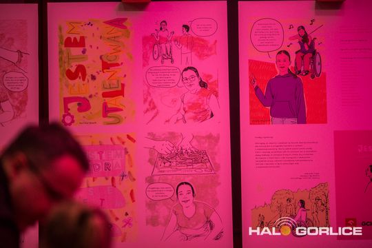 zdjęcie przedstawia dzieci na wózkach występujących na scenie GCK Gorlice