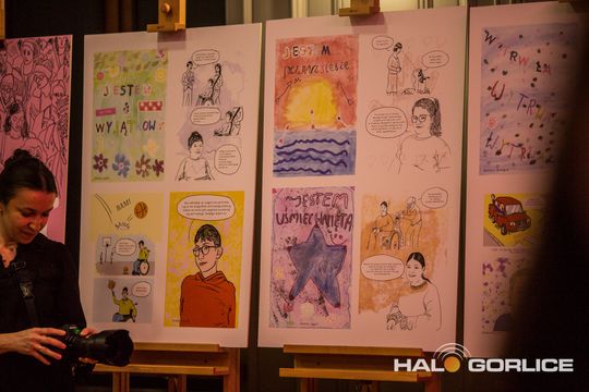 zdjęcie przedstawia dzieci na wózkach występujących na scenie GCK Gorlice