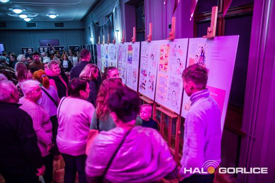 zdjęcie przedstawia dzieci na wózkach występujących na scenie GCK Gorlice