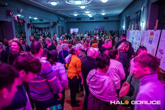 zdjęcie przedstawia dzieci na wózkach występujących na scenie GCK Gorlice