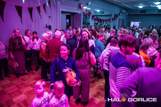 zdjęcie przedstawia dzieci na wózkach występujących na scenie GCK Gorlice