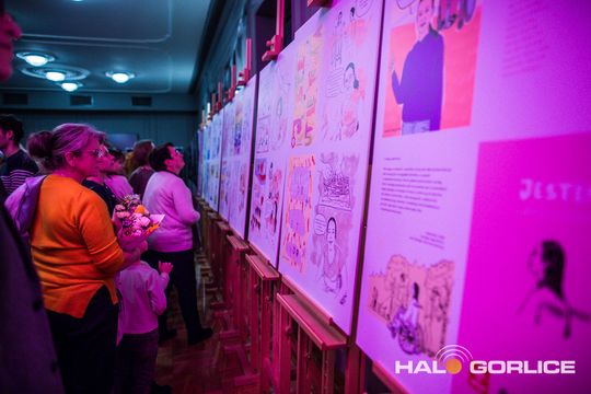 zdjęcie przedstawia dzieci na wózkach występujących na scenie GCK Gorlice