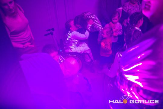 zdjęcie przedstawia dzieci na wózkach występujących na scenie GCK Gorlice